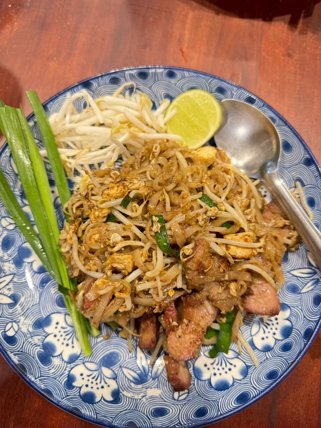 🥢 ผัดไทยบัวแดง 🥡 