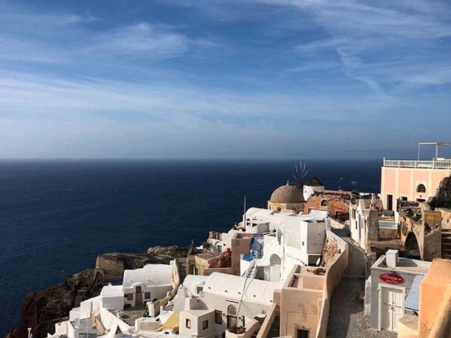 「サントリーニ島」—青と白が織りなす絶景の楽園