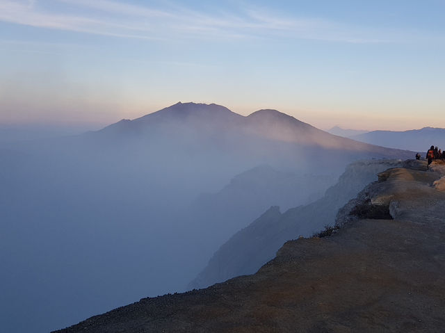 “Ijen Volcano: Where Blue Flames Meet Sunrise Skies”💙