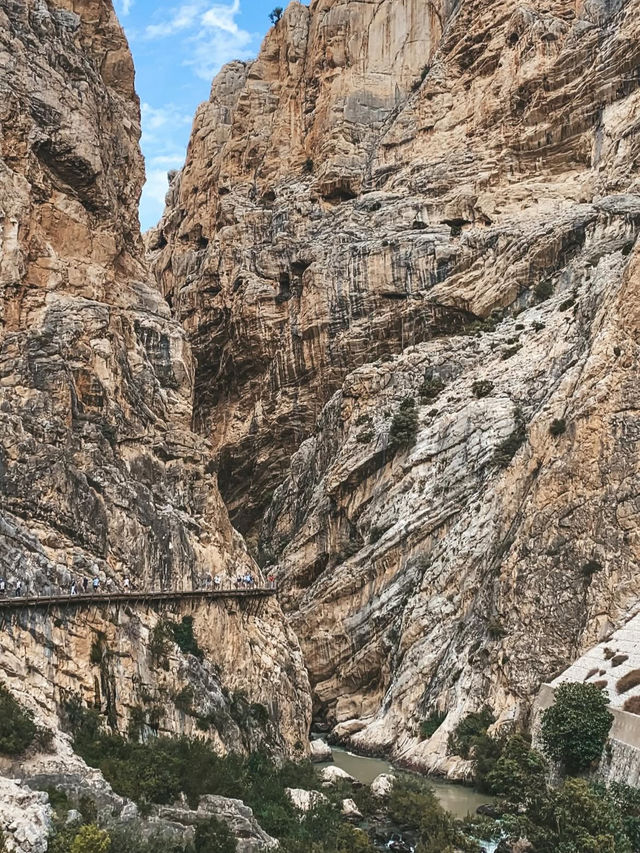 【断崖絶壁のスリル旅】カミノ・デル・レイで命がけの絶景ウォーク✨