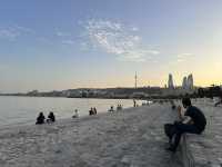 【Baku Promenade 夕暮れ／バクー海岸散歩｜カスピ海と炎の塔が織りなす“黄金の散策劇場”】