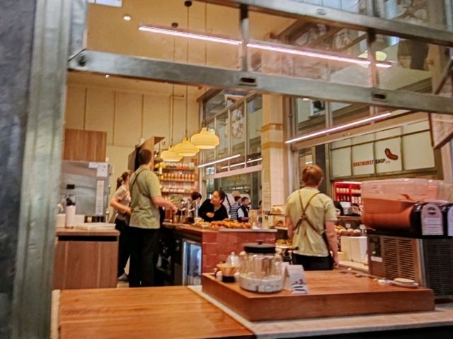 维多利亚女王市场：墨尔本百年历史地标，美食与文化的狂欢地