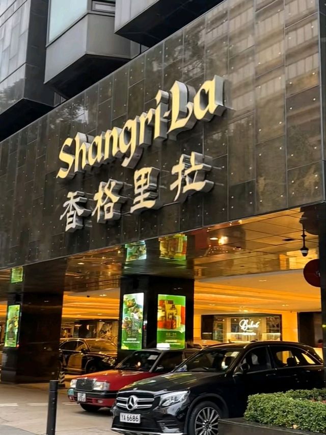 🌇💼 Island Shangri-La, Hong Kong – Luxury Above the Clouds 🛎️🌿
