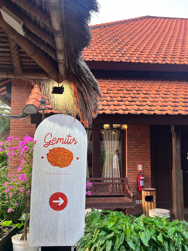 Gemitir Glow, Bali’s Bloom-Fueled Café Escape