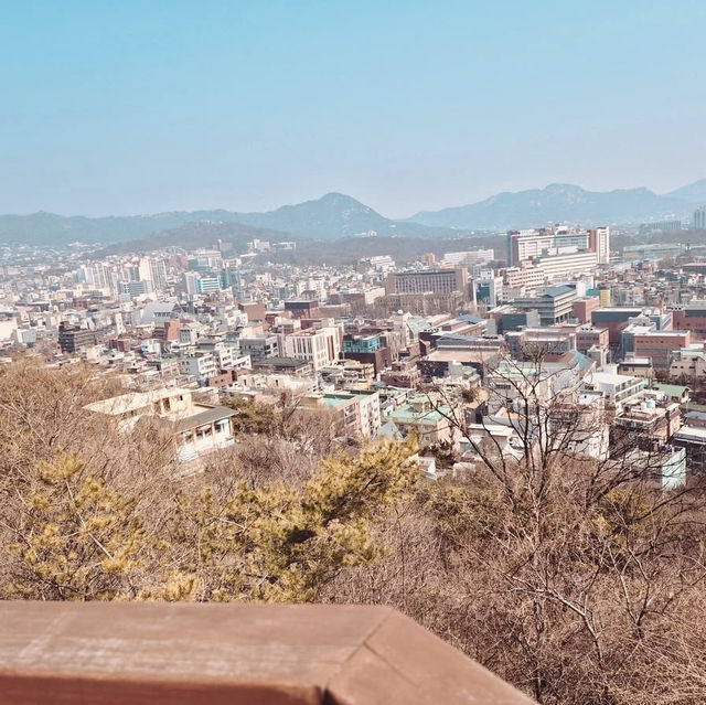 Solo Adventure in Ihwa Mural Village: Seoul’s Most Colorful Escape** 🎨🏡