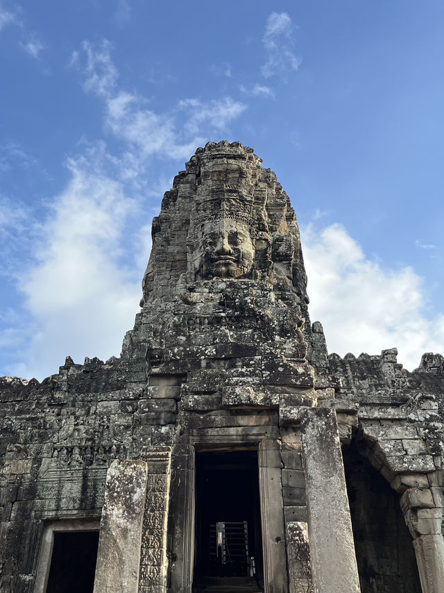 🛕 Sunset at Bayon Temple — A Once-in-a-Lifetime Moment You’ll Never Forget