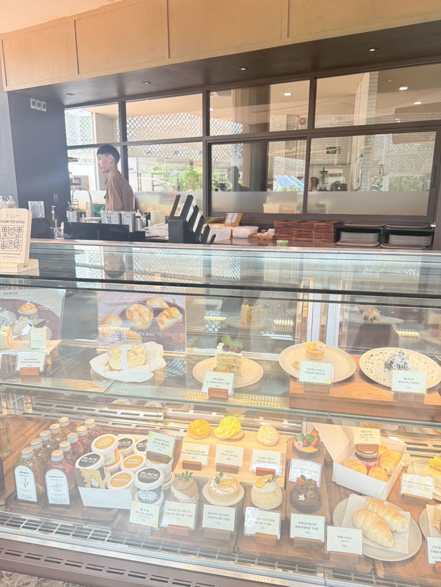 พักผ่อนหย่อนใจที่ REALM Cafe 