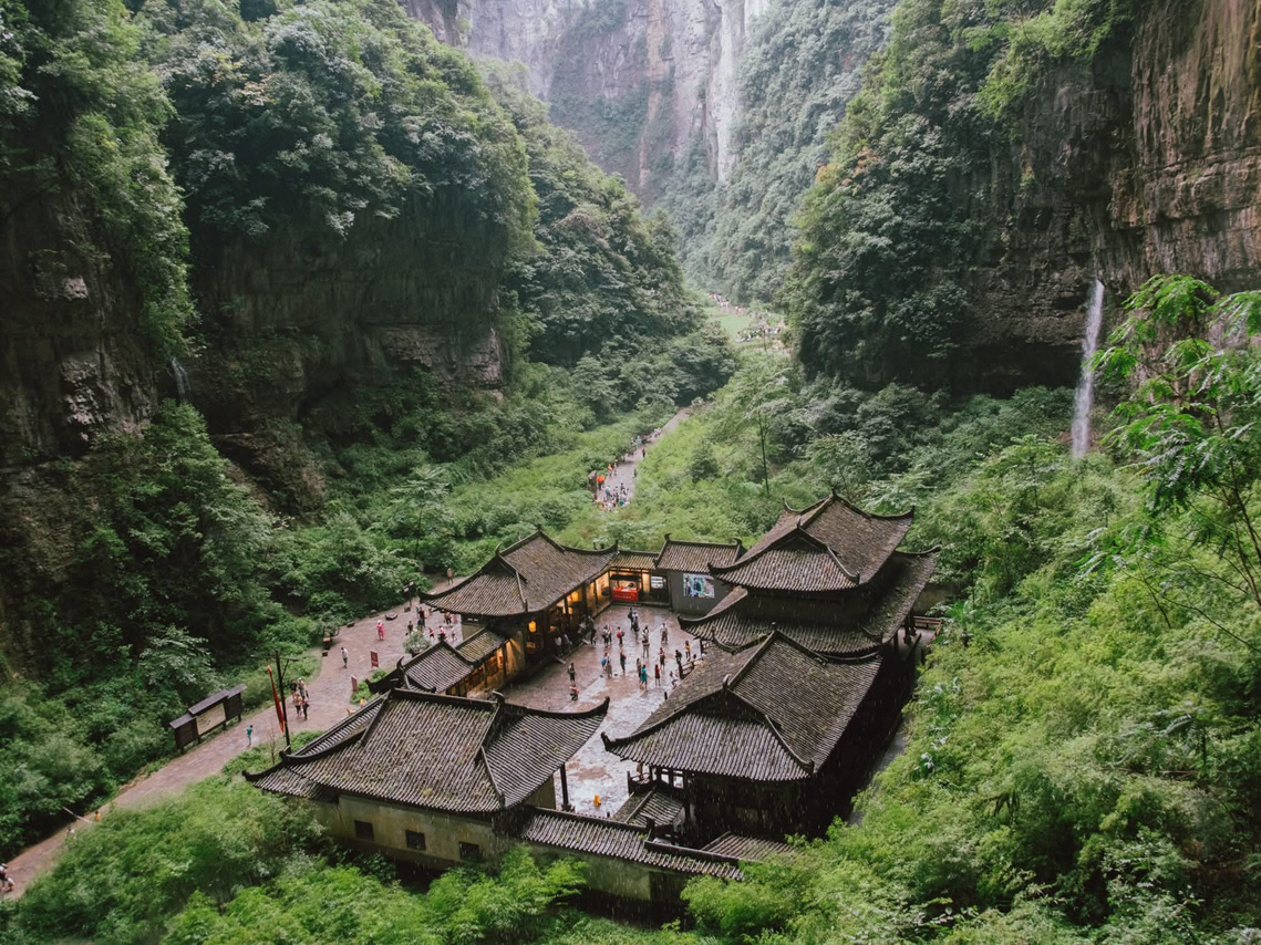Rencanakan perjalanan Chongqing terbaik Anda!
Karena Chongqing adalah kota yang menawarkan beragam keindahan, kekaguman, keanggunan, dan keseruan. Baik itu kuliner, kafe, alam yang memukau, situs Warisan Dunia, teknologi mutakhir, atau modernitas kota yang memukau, kami jamin, jika Anda sedang mempertimbangkan perjalanan ke Tiongkok atau masih ragu, rute ini pasti akan membuat Anda jatuh cinta dan ingin menjelajahi kota-kota Tiongkok lainnya. Seberapa spektakulerkah perjalanan bertabur bintang ini? 🇨🇳