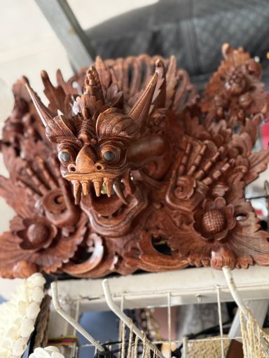 バリ島ウブド市場｜多彩な木彫りアート——職人の彫刻に宿る魂と神々