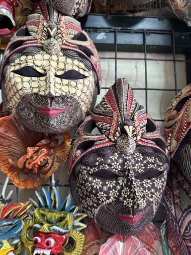 バリ島ウブド市場｜多彩な木彫りアート——職人の彫刻に宿る魂と神々