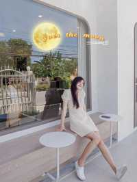 คาเฟ่มินิมอล Over the moon ลำปาง