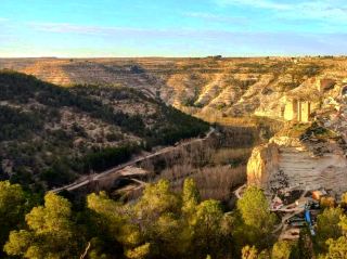 The stunning autumn scenery of the cliff town 🍂
