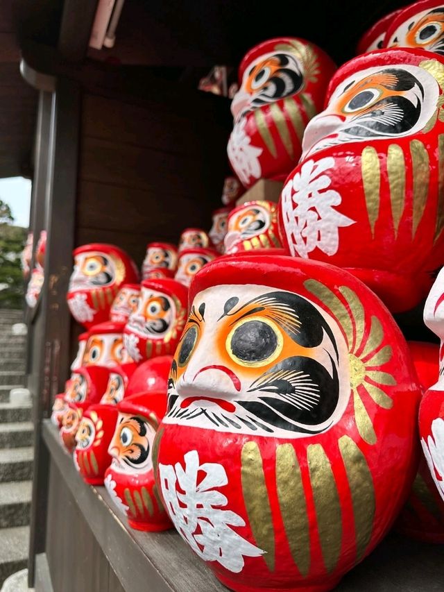 Daruma dreams and temple serenity at Katsuo-ji. 🎐🙏