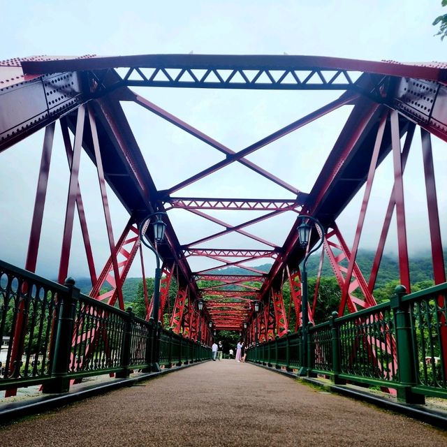 The Christmas-Colored Wonder of Yamasen Bridge in Chitose 🎁🌊 The Christmas-Colored Wonder of Yamasen Bridge in Chitose 🎁🌊
