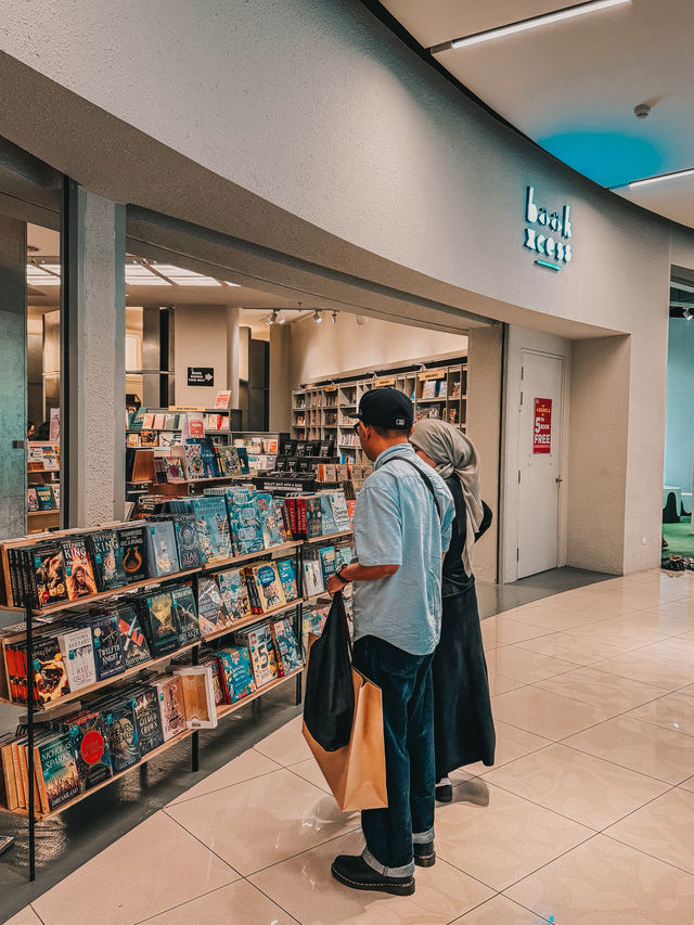 A Reader’s Retreat — BookXcess @ Lalaport 