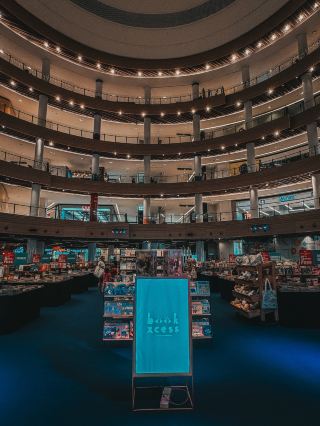 Современный шопинг в торговом центре IOI Mall Damansara