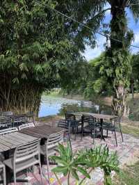 Lakeside Café: Scenic Views and Relaxed Vibes