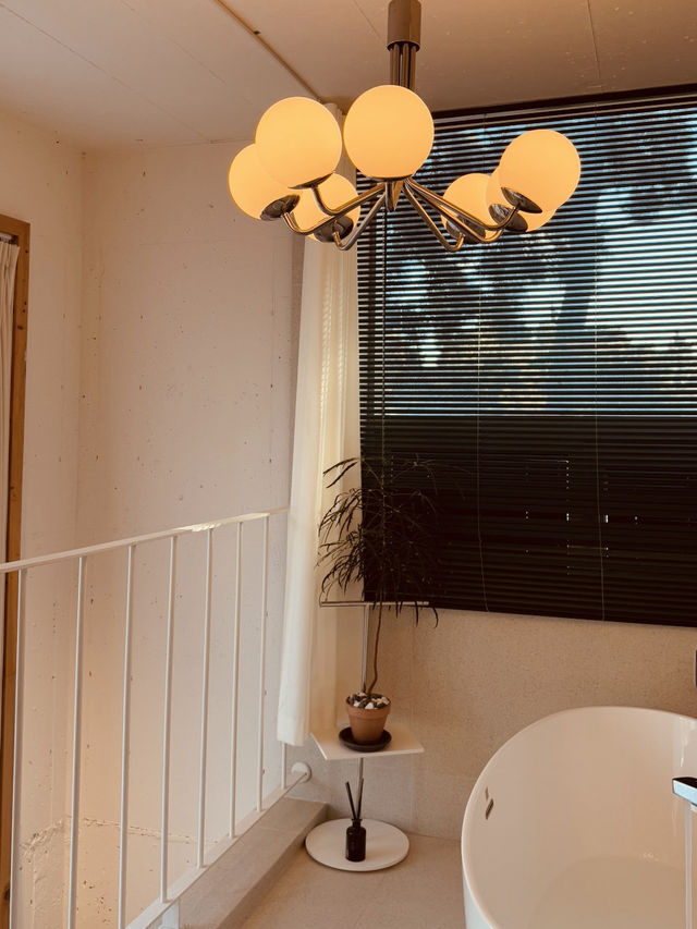 Charming, Modern and Well-Maintained Interiors Charming, Modern and Well-Maintained Interiors