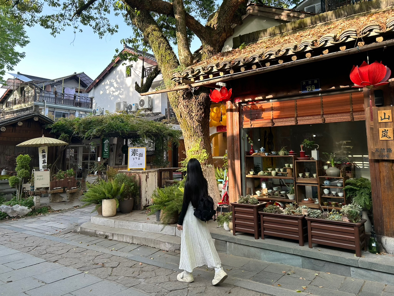 📍Overview of this trip: Perfect for those who love mountain views, ancient temples, culture, and fresh air. It's absolutely amazing, and we loved it so much!

💌 Let's get to know Hangzhou
Hangzhou (杭州) is the capital of Zhejiang Province in eastern China. It's only about an hour away from Shanghai by high-speed train. Famous attractions include West Lake, mountain views, waterfalls, ancient temples, and a romantic atmosphere.

🚩Lingyin Temple (a large complex with multiple temples, you can spend the whole day here) - West Lake - Tea Village

🏠 For this trip, we stayed at a cozy guesthouse that we absolutely loved. It was close to the attractions we planned to visit, especially Lingyin Temple, which was within walking distance.

🚇Transportation: Taxi (DiDi). Taxi fares in Hangzhou are quite affordable, highly recommended for those who prefer convenience like us.