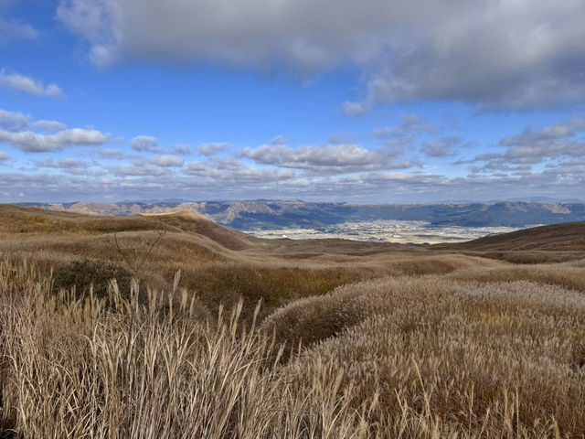 🍂秋日阿蘇山:米塚的金色光影、草千里的高原風、火山的震撼能量 🍂秋日阿蘇山:米塚的金色光影、草千里的高原風、火山的震撼能量