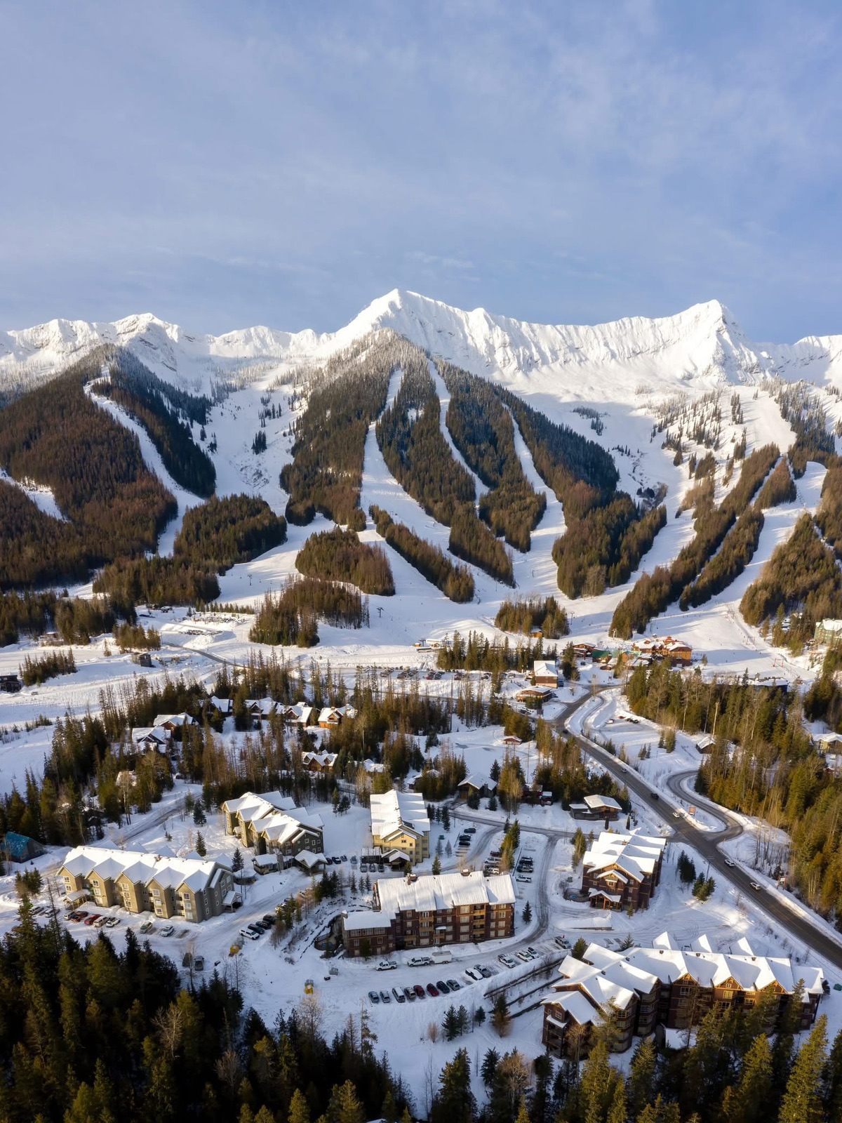 A Stunning Deep Snow Experience! Whitewater Ski Resort BC Itinerary Guide

If you're dreaming of a truly authentic BC ski resort, Whitewater Ski Resort will fulfill all your fantasies about deep snow, expansive mountain views, and a rich mountain culture. Located in the Kootenay region of British Columbia, nestled against majestic snow-capped mountains, it boasts not only captivating snowscapes and tranquil woodlands, but also vibrant Western-style architecture and a charming town atmosphere. Even beginner skiers can immerse themselves in the carefree, snowy atmosphere.