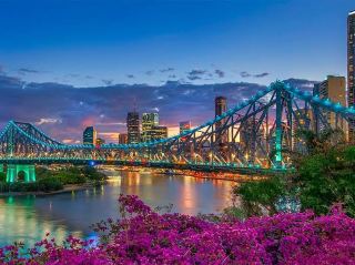 เที่ยวบริสเบน เมืองหลวงสุดชิลล์ของรัฐควีนส์แลนด์ ออสเตรเลีย โดดเด่นด้วยแม่น้ำที่ไหลผ่านใจกลางเมือง บรรยากาศผ่อนคลาย สวนสาธารณะสวยงาม และใกล้สถานที่ท่องเที่ยวธรรมชาติ ทั้งสวนสัตว์โลนไพน์ (Lone Pine), เกาะ Moreton Island และจุดชมวิว Mount Coot-tha เหมาะสำหรับการพักผ่อนสโลว์ไลฟ์และกิจกรรมกลางแจ้ง 
สถานที่ท่องเที่ยวห้ามพลาดในบริสเบน
เซาธ์แบงค์ปาร์คแลนด์ (South Bank Parklands): พื้นที่สีเขียวริมแม่น้ำ มีชายหาดจำลองใจกลางเมือง ชิงช้าสวรรค์ Wheel of Brisbane และวิวเมืองที่สวยงาม
จุดชมวิวเมาท์คูท-ธา (Mount Coot-tha Summit Lookout): จุดชมวิวที่ดีที่สุดที่มองเห็นบริสเบนได้ทั้งเมือง โดยเฉพาะช่วงพระอาทิตย์ตกดิน
สวนสัตว์โลนไพน์โคอาล่า (Lone Pine Koala Sanctuary): สวนสัตว์ที่สามารถอุ้มโคอาล่าและให้อาหารจิงโจ้ได้ ถือเป็นไฮไลท์สำคัญ
สะพานสตอรีบริดจ์ (Story Bridge): สะพานโครงเหล็กสัญลักษณ์ของเมือง สามารถเดินชมวิวหรือทำกิจกรรมปีนสะพาน
Howard Smith Wharves: ย่านริมน้ำบรรยากาศดีเต็มไปด้วยร้านอาหาร คาเฟ่ และบาร์ เหมาะสำหรับนั่งชิลล์ตอนเย็น
เกาะมอร์ตัน (Moreton Island): เกาะที่มีทรายขาวสะอาด เหมาะสำหรับดำน้ำดูซากเรืออับปาง (Tangalooma Wrecks) และให้อาหารโลมา 
ข้อแนะนำในการเที่ยว
การเดินทาง: ใช้ระบบขนส่งสาธารณะ (รถเมล์, รถไฟ, เรือเฟอร์รี่ CityCat) โดยใช้บัตร go card
การช้อปปิ้ง: เดินเล่นที่ Queen Street Mall ใจกลางเมือง
ย่านน่าพัก: พักย่าน Central Business District (CBD) เพื่อความสะดวก หรือย่าน Fortitude Valley สำหรับสายปาร์ตี้
ช่วงเวลาที่น่าเที่ยว: อากาศดีตลอดทั้งปี (ประมาณ 
16-25 องศาเซลเซียส )#บริสเบน #บริสเบน 