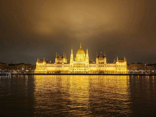 🇭🇺 多瑙河沐浴在金色的陽光下,構成了布達佩斯最迷人的夜景! ✨🌉