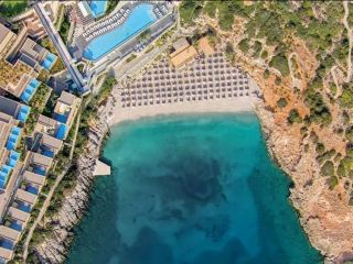 🇬🇷 Daios Cove Luxury Resort & Villas

Daios Cove Luxury Resort & Villas เป็นรีสอร์ตหรูระดับ 5 ดาวที่ตั้งอยู่ในอ่าวส่วนตัวใกล้เมือง Agios Nikolaos บนเกาะครีต ประเทศกรีซ รีสอร์ตแห่งนี้โดดเด่นด้วยทำเลที่โอบล้อมด้วยภูเขาหินธรรมชาติและน้ำทะเลเมดิเตอร์เรเนียนสีฟ้าใส สร้างบรรยากาศที่เงียบสงบและเป็นส่วนตัวอย่างยิ่ง จนได้รับการยกย่องให้เป็นหนึ่งในรีสอร์ตที่สวยที่สุดของกรีซ

ห้องพัก ห้องสวีท และวิลล่าถูกออกแบบในสไตล์โมเดิร์นลักชัวรี เน้นการเปิดรับวิวทะเลแบบเต็มตา หลายห้องมาพร้อมสระว่ายน้ำอินฟินิตี้ส่วนตัวที่สามารถมองเห็นอ่าวได้โดยตรง ภายในตกแต่งด้วยวัสดุคุณภาพสูง ผสมผสานความเรียบหรูและความสะดวกสบายไว้อย่างลงตัว เหมาะสำหรับผู้ที่ต้องการการพักผ่อนระดับพรีเมียม

หนึ่งในจุดเด่นของ Daios Cove คือชายหาดส่วนตัวภายในอ่าวธรรมชาติที่มีน้ำทะเลใสสะอาด รวมถึงศูนย์สุขภาพและสปาระดับโลก ร้านอาหารคุณภาพสูง และกิจกรรมทางน้ำหลากหลายรูปแบบ ผู้เข้าพักสามารถเพลิดเพลินกับการชมพระอาทิตย์ตกเหนือทะเลเมดิเตอร์เรเนียนจากห้องพักหรือริมสระว่ายน้ำ ซึ่งเป็นภาพที่สร้างความประทับใจให้กับนักเดินทางจำนวนมากจากทั่วโลก

📍 จุดเช็กอิน

Infinity Pool

Private Cove Beach

Sea View Villas

Sunset Deck

KĒPOS Restaurant

Wellness Spa

Cliffside Walkway

Mirabello Bay Viewpoint

✨ ไฮไลต์

ตั้งอยู่ในอ่าวส่วนตัวสุดสวย

วิลล่าพร้อมสระว่ายน้ำส่วนตัว

ชายหาดส่วนตัวน้ำทะเลใส

สปาและศูนย์สุขภาพระดับโลก

เหมาะสำหรับคู่รักและฮันนีมูน

หนึ่งในรีสอร์ตหรูที่ได้รับรางวัลมากมาย

#DaiosCove #Crete #LuxuryHotel #GreeceLuxury #LuxuryResort #TravelGreece #HotelReview #FiveStarHotel #MediterraneanLuxury #LuxuryTravel #BeachResort #LuxuryLifestyle #BucketListTravel #HotelLover #Wanderlust #BeautifulHotels #TravelInspiration #GreekIsland #LuxuryVacation #EliteResort