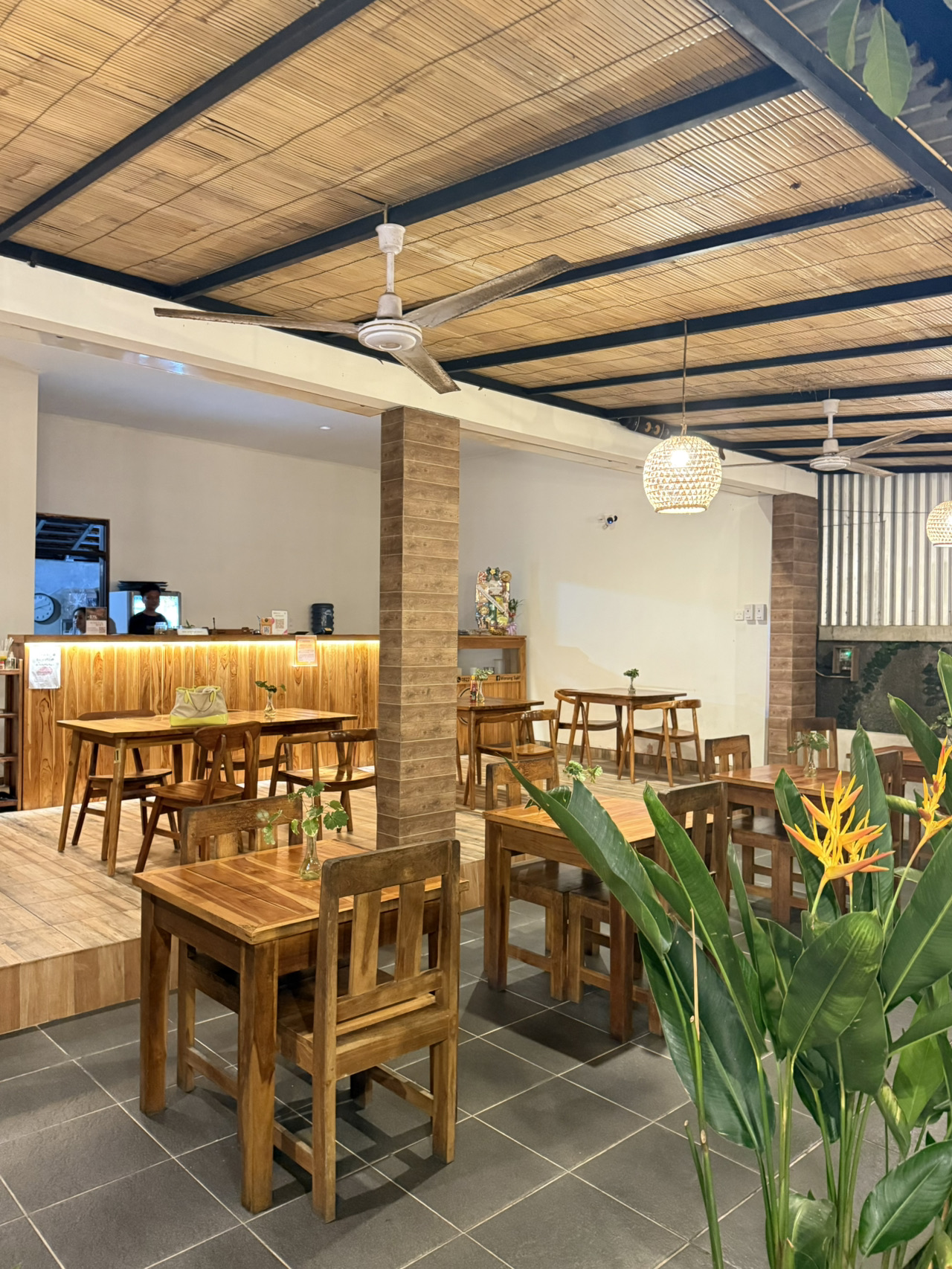 Bali, Indonesia🇮🇩

Living a multi-base lifestyle between Okinawa ⇆ Bali (and a little extra)🌐

A local warung surrounded by lush greenery in Ungasan🌿✨

The place has a natural and relaxing vibe, filled with wooden tables and tropical plants.

Open for breakfast, lunch, and dinner, they offer a wide variety of dishes, including Nasi Goreng, Mie Goreng, chicken dishes, curries, veggie options, and fresh juices!

This time, I ordered the Nasi Goreng and Cap Cay (stir-fried vegetables)🍳

The Nasi Goreng, topped with a perfect sunny-side-up egg, is simple yet delicious and gives off a great local feel◎

At night, the place is beautifully lit up, giving the outdoor seating a wonderful atmosphere🌙

Perfect for a solo meal or a casual hangout with friends!

🅿️ Available right in front of the shop
⏰ Open from morning until night

📍Warung Suki

Jl. Pemecutan, Ungasan, Kec. Kuta Sel., Kabupaten Badung, Bali 80361



