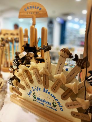 Guess where to buy maldives souvenirs🎁