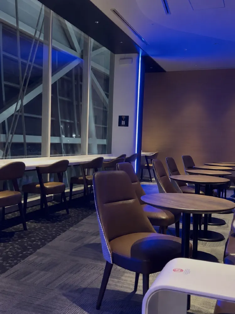 関西国際空港に、隠れ家のような真新しいVIPラウンジが登場!無料のモクテルを楽しみながら、飛行機を眺め、デバイスを充電しましょう。搭乗前に帰りたくなくなること間違いなし!✈️