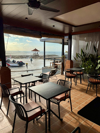 Ngopi Sambil Menikmati Sunrise di Sanur