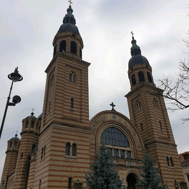 🏰✝️ Holy Trinity Orthodox Cathedral: Majestic Beauty in Sibiu! 🌟🇷🇴


