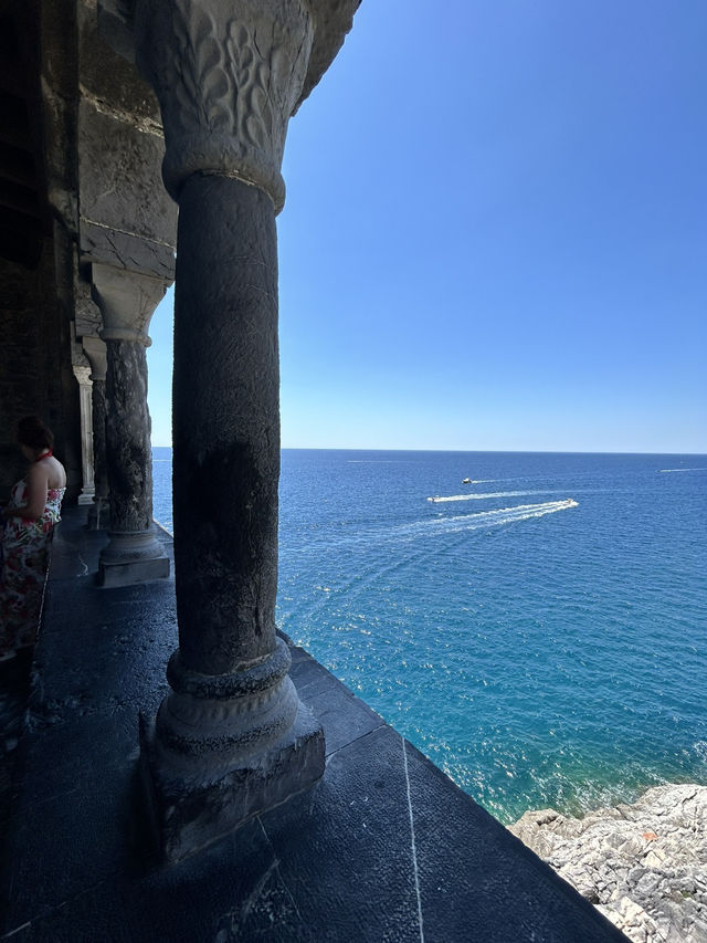 It is with the panoramic view of the sea 