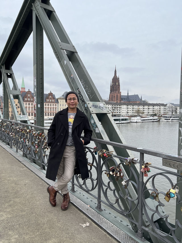 From medieval roots to modern marvels, Frankfurt is a city of contrasts ✨🇩🇪 