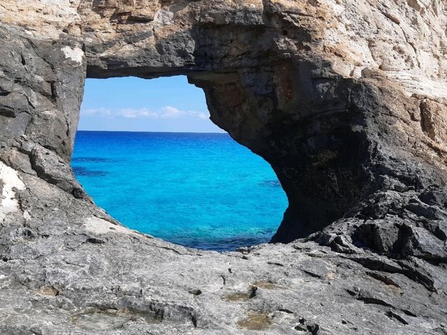 ดวงตาแห่งท้องทะเล"The eye of sea."