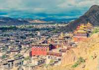 西藏日喀則宗山轉經路，充滿了莊嚴肅穆，是俯瞰城市美景的好去處