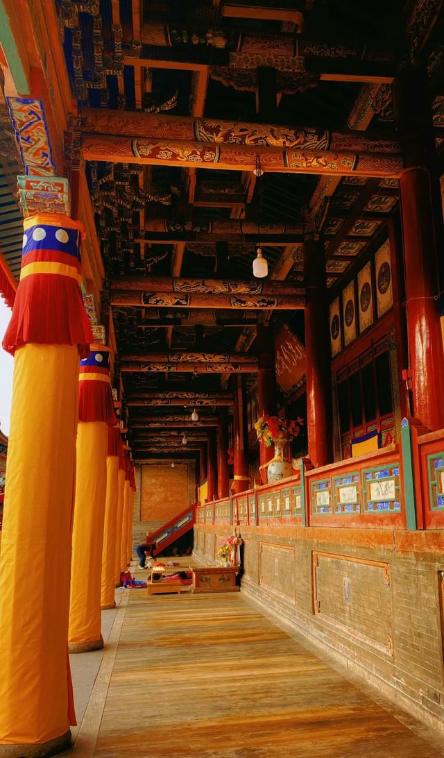藏語稱“衮本賢巴林”，意為“十萬獅子吼佛像的彌勒寺”
