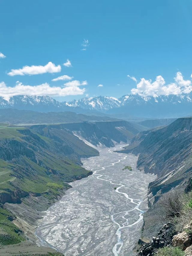 新疆安集海大峽谷，沙漠和雪山同框