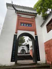 位於黃州區赤壁磯頭因北宋大文豪蘇東坡在此寫有《赤壁懷古》詞和前後《赤壁賦》而得名又稱文赤東坡赤壁壁