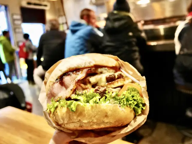 Fergburger｜A must-eat super Juicy burger in Queenstown.