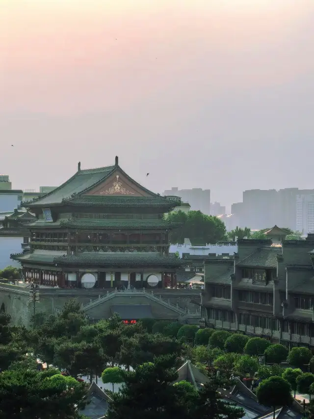 Take a summer walk through history! The Xi'an City Wall, the guardian of this ancient city for a thousand years