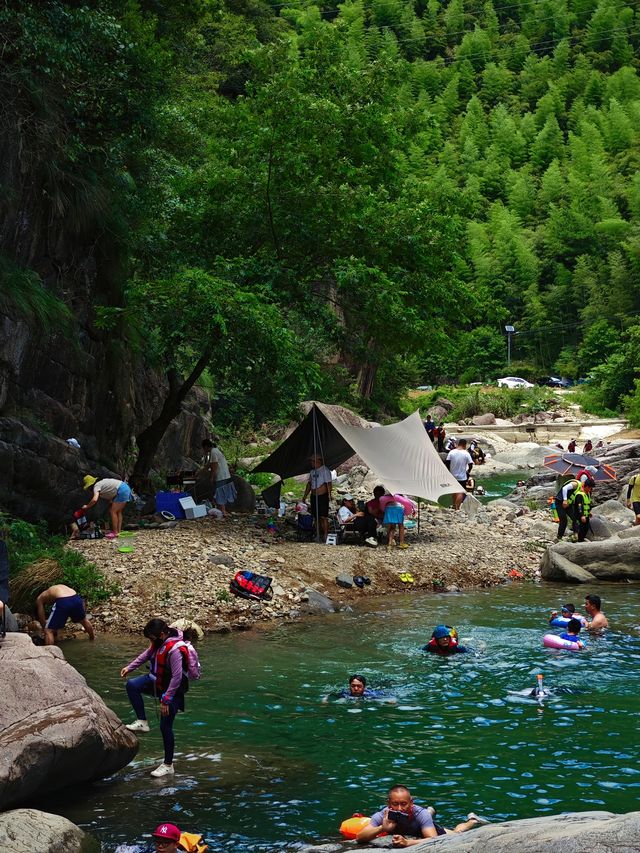 夏天就是要泡在水里安吉山步石溯溪 夏天就是要泡在水里安吉山步石溯溪