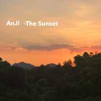 The sunset of Lingfeng Mountain in Anji