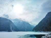 Discover Jiuzhaigou: A Winter’s Tale in China🏔️