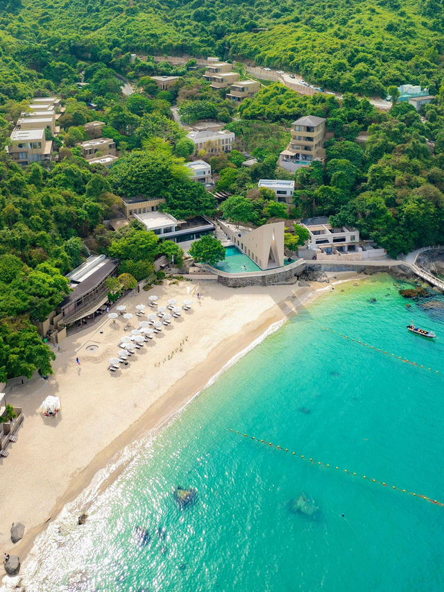 不在國外！深圳這家酒店真的開掛了～大鵬半島的風景完全是next level，陽光下的玻璃海配上細軟沙灘，發朋友圈被問爆是不是出國了！ 