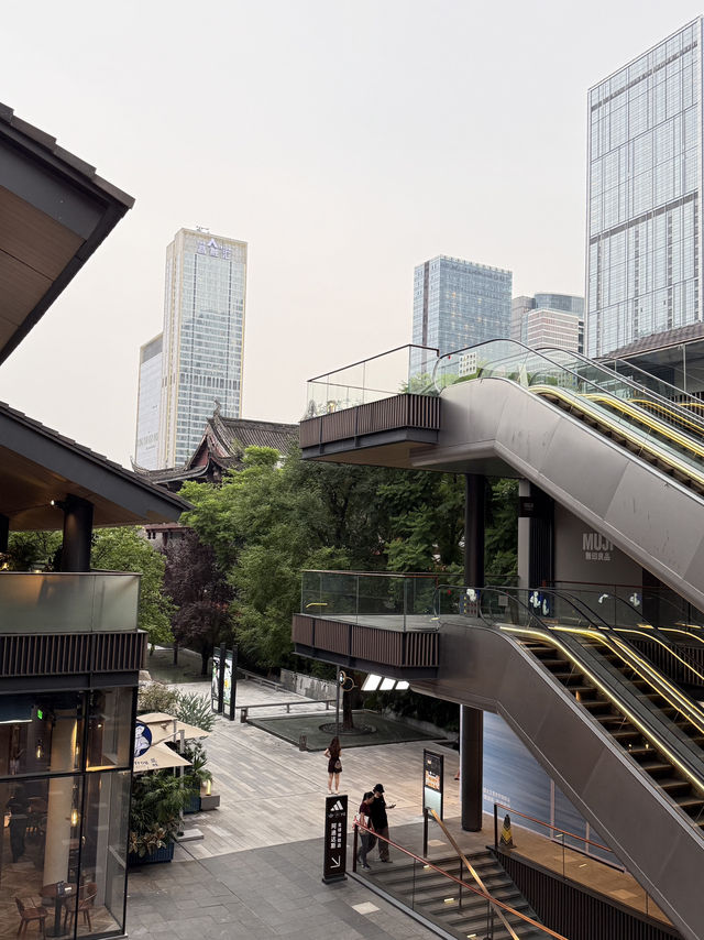 Outdoor Luxury Shopping in Chengdu🇨🇳 Outdoor Luxury Shopping in Chengdu🇨🇳