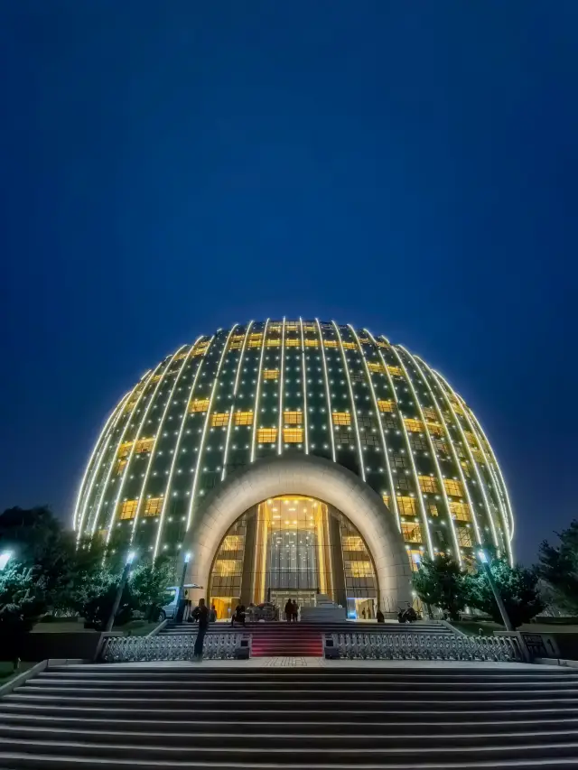 夜幕下的雁棲湖