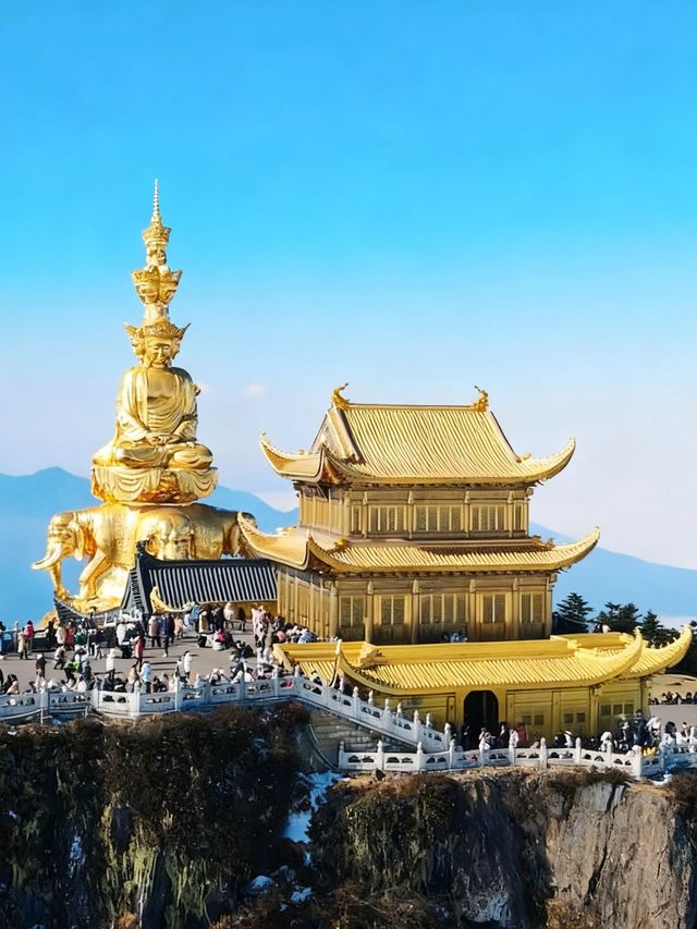 峨眉山金頂｜在雲海和佛光間找到內心的寧靜