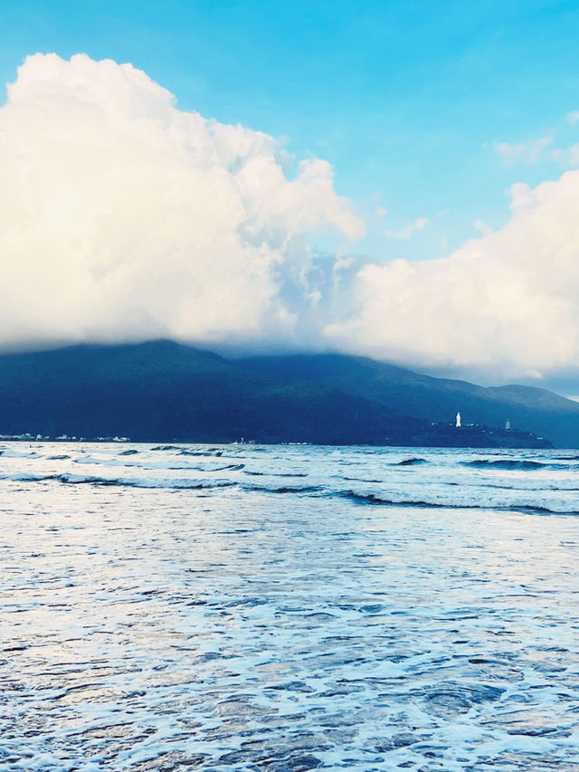 Da Nang East Sea Park: Where the Sky Dances with the Ocean! 🌊☁️